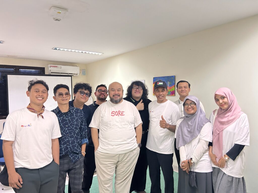 Foto Bersama Sore Ze Band bersama Tim Humas SMAIA17