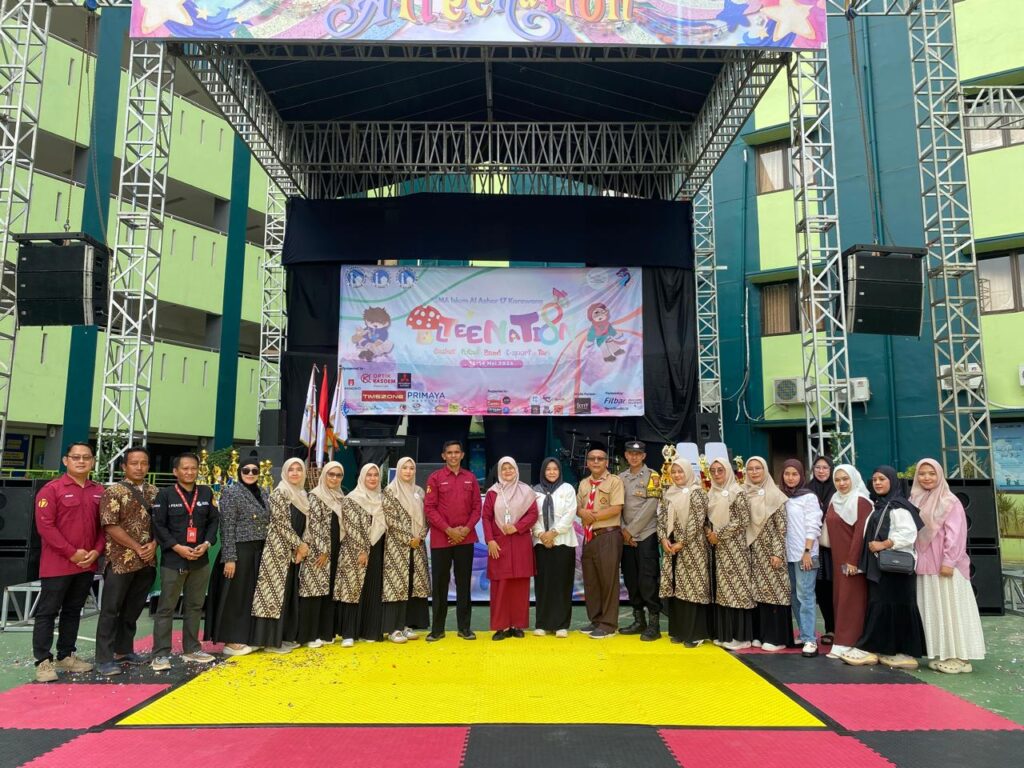 Foto Bersama Kepala Sekolah SMAIA17 bersama jajaran Tamu Undangan dan Pengurus Jamiyyah SMA Al-Azhar 17 Karawang
