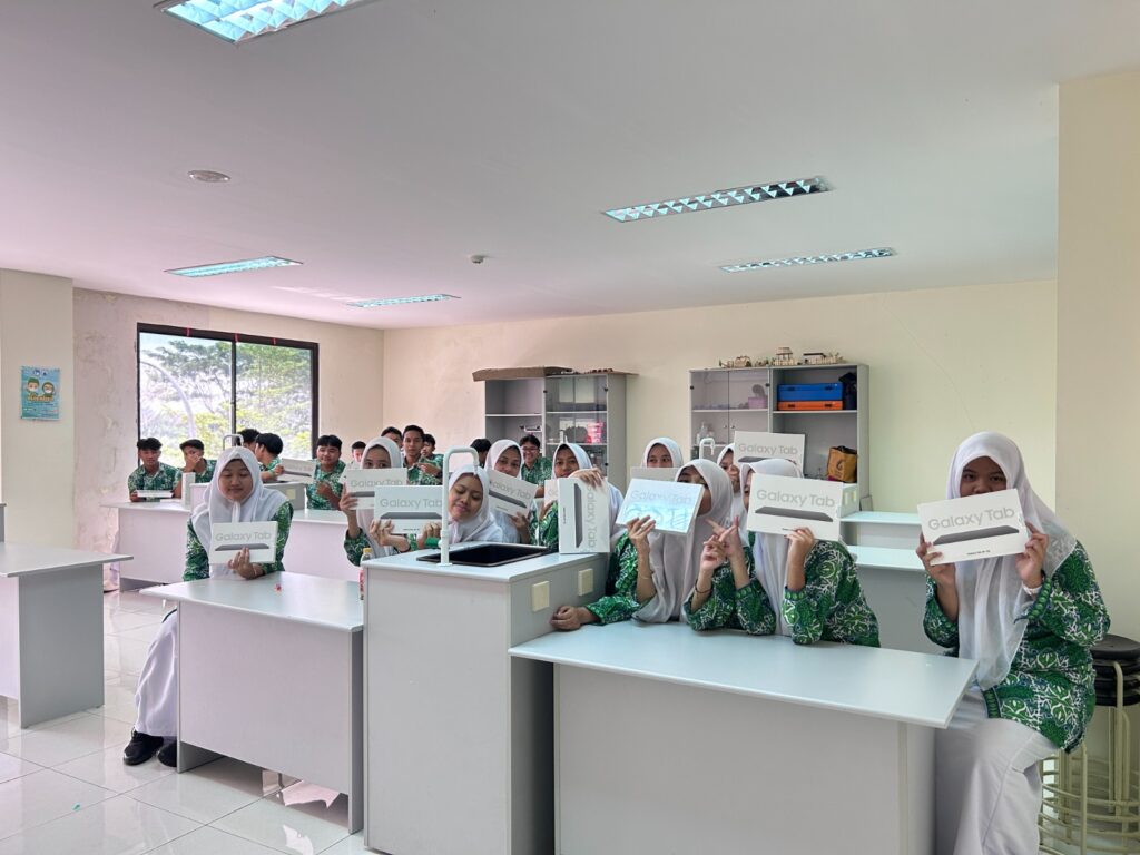 Murid SMA Islam Al Azhar 17 Karawang belajar menggunakan tablet Samsung Knox