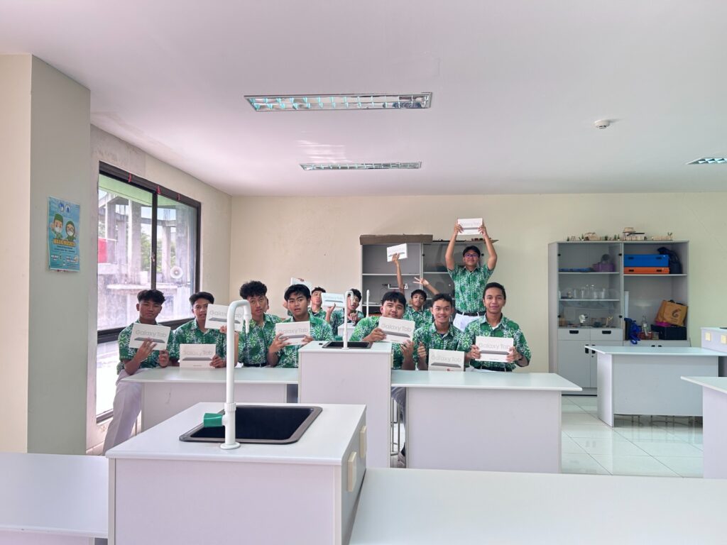 Murid SMA Islam Al Azhar 17 Karawang belajar menggunakan tablet Samsung Knox
