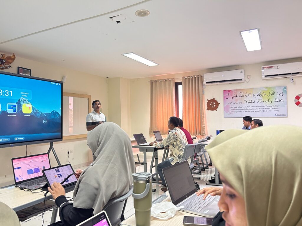 Smart board untuk pembelajaran digital SMA Islam Al Azhar 17 Karawang